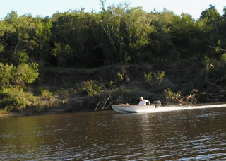 A toda maquina en el Rio Sta. Lucia. (Aguas Corrientes)